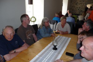 Rolf, Sven-Erik, Anneli, Bettan, Christer, Ann-Christine och Janne väntar på krubbet.
