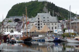 Ålesund Centrum med fjellstua på toppen av berget Aksla.
