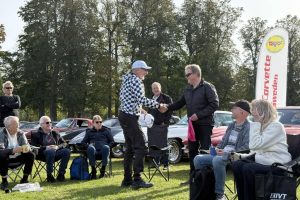 Benny överlämnar kepsen till Per.