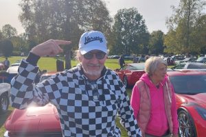 Per fick en keps från Norge genom att den han köpte där 2022 flög av hans skalle i fartvinden.