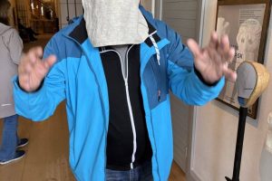 Vem kan det vara under masken ? JB är hans initialer. Masken var för att inte bli igenkänd när man senare kom ut på bygden.