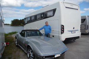 Sten från Mora camperar med husbilen hos Bergmans Fisk. C3:an får hänga med på trailer.