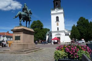 Torget i Eksjö med kyrkan som tornar upp sig.