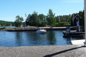 Båthamn med en färja som tar ett fåtal bilar.