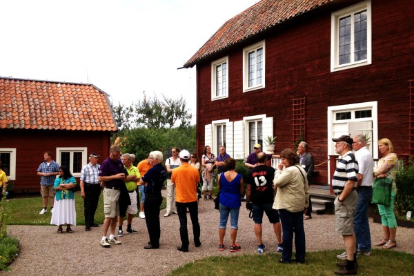 Intresserade CCS:are lyssnar till guidens utläggningar.
