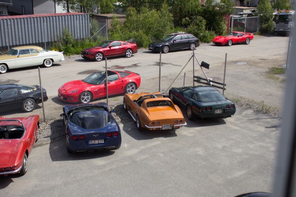 Corvetter uppställda utanför World Of Classics - Museum & Sales