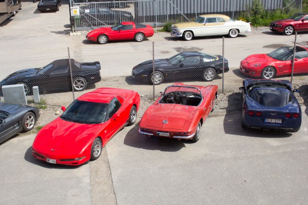 Corvetter uppställda utanför World Of Classics - Museum & Sales