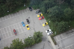 Corvetteparkering sedd uppifrån Kaknästornet, 141 m högt
