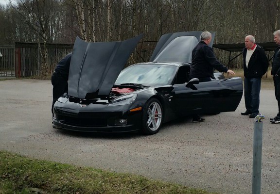 En Corvetteträff är rätta stället om du har strul med bilen. Många ville -som vanligt- hjälpa till.