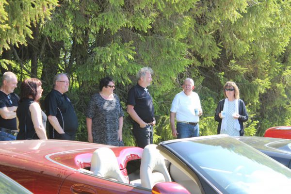 Att det skulle bli en varm dag märktes redan när vi samlades. Skuggan var populär!