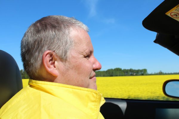 Gula jackan får sin förklaring: Det är kamoflagekläder för färd vid rapsfält!