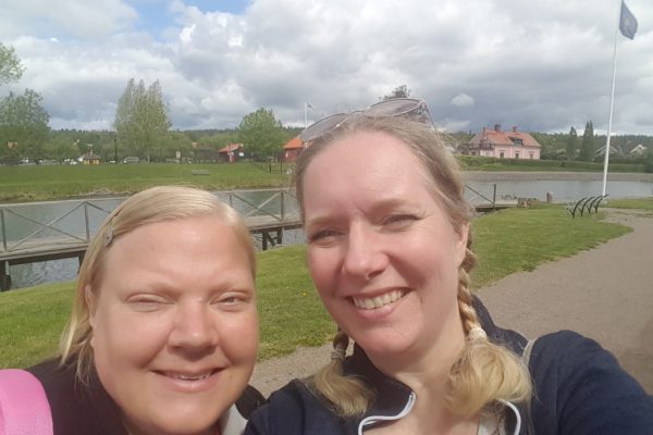 Erica och Lina njöt intill kanalen