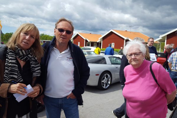 Kerstin och Christian till vänster blev dagens rallyvinnare - fast här vet de inte om det än.