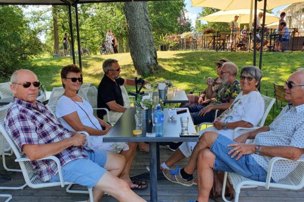 Vi serverades lunch ute i det vackra vädret.