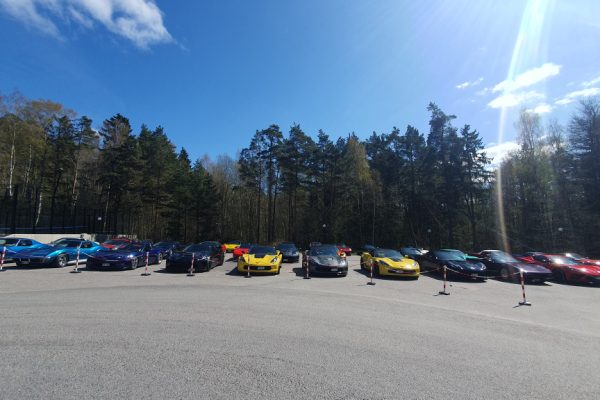 Som en Corvetteparkering alltid borde se ut: inhängnad, gott om plats, färgglad och badande i solsken!