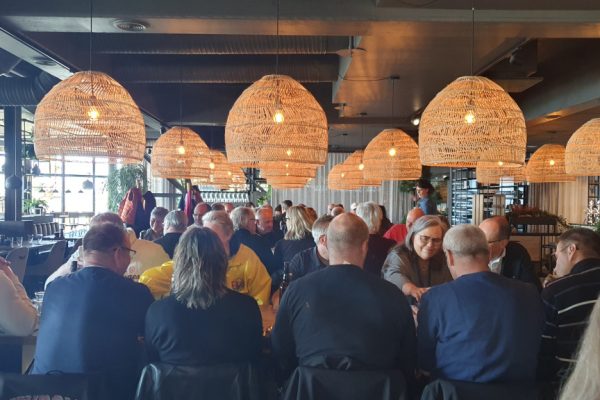 Lunch bjöds inne på Vildmarkshotellet och verkade slinka ned.