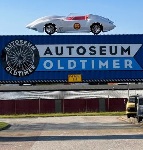 Autoseums OldTimer-portal med sportbil.