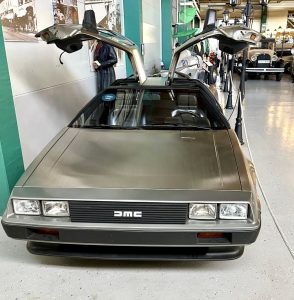 Autoseums DeLorean DMC-12, bilmodellen som användes i filmen Tillbaka till framtiden.