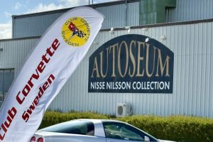 Corvette-träff på Autoseum 24 maj 2025 med klubbens vepa i vinden.